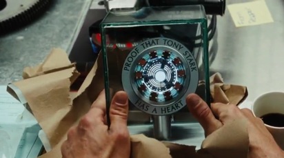 « Preuve que Tony Stark a un cœur », cette remarque ironique de la part de son assistante Pepper Potts joue sans conteste sur l’ambiguïté entre l’élément technologique et l’élément moral du personnage d’Ironman. Mais par là, elle révèle également la place déterminante de l’éthique pour le super-héros puisqu’une telle insinuation pousse Stark à s’interroger sur sa véritable part humaine, celle indépendante de la machine. 