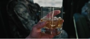 Il est remarquable que la présence de Stark soit signalée en premier lieu par un gros plan sur un verre de whisky on the rock et non pas sur son visage. C’est comme si le luxe et la frivolité font partie de son essence même ; comme si les difficultés, la mort et le sang ne possèdent aucune existence dans son monde, et fabriquer des armes équivaut à créer des jouets pour des adultes désormais bien raisonnables et responsables. Ainsi, dès l’ouverture du film, le film attire notre attention sur cette attitude paradoxale et complètement irréaliste d’enfant se trouvant au cœur de l’enfer sans même s’en rendre compte.